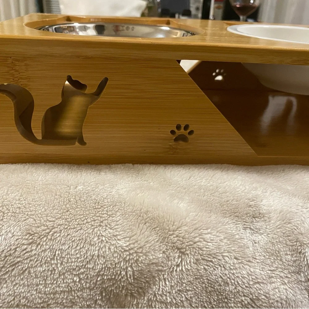 Bamboo elevated feeder